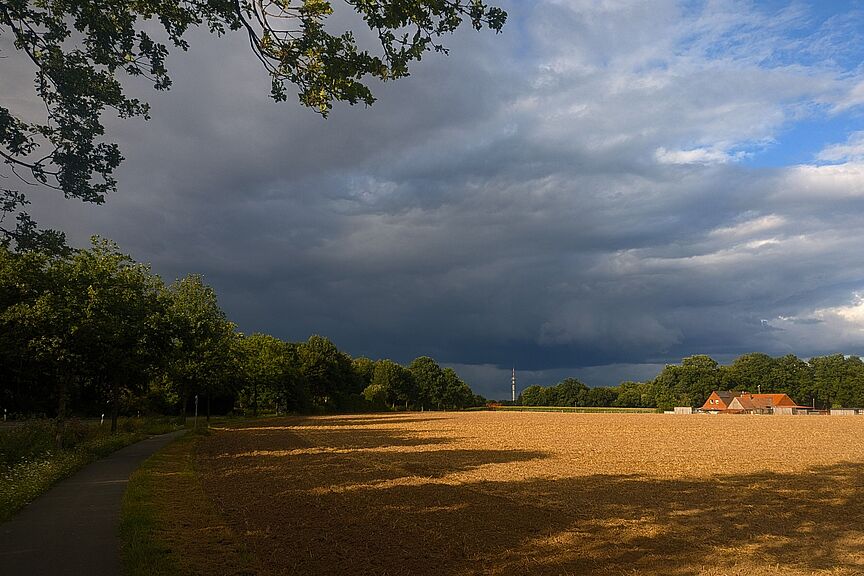 Dunkle Wolken ziehen auf Klimawandel