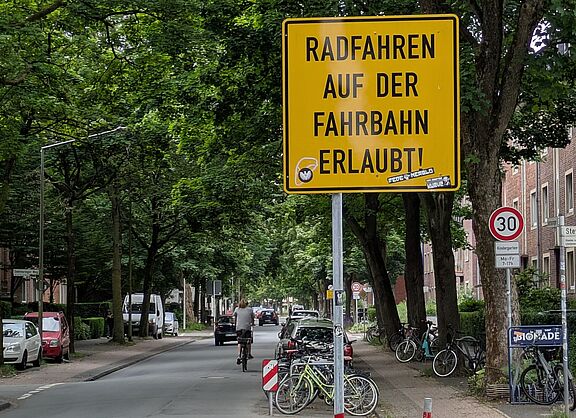 Schild "Radfahren auf der Fahrbahn erlaubt"