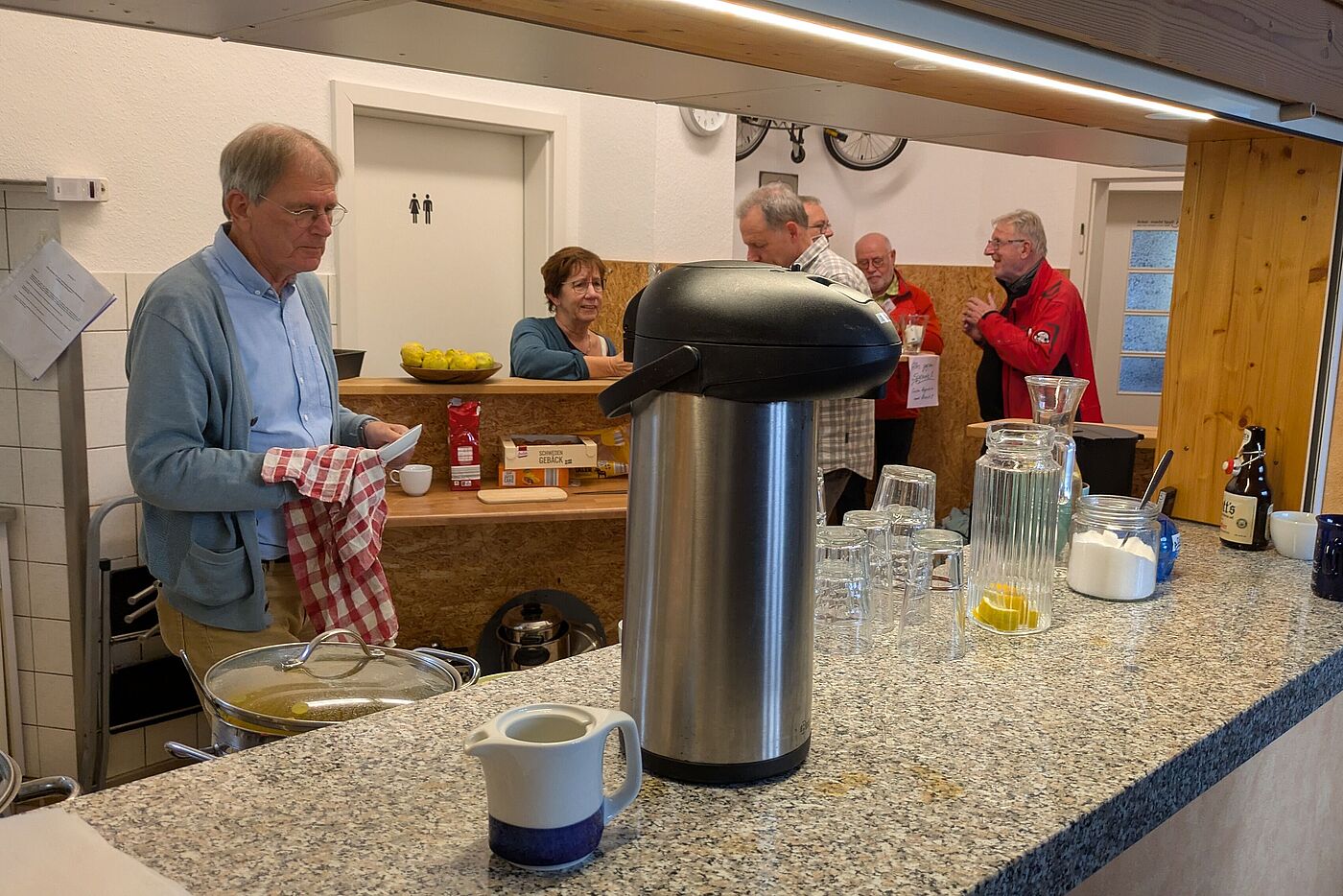 Viele Helfer sind am Werk