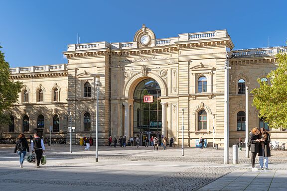 Frontalansicht des Magdeburger Hauptbahnhofs