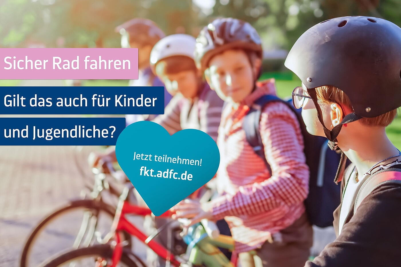 FKT 2026 Schwerpunkt Gruppe Artikel Drei Kinder mit Fahrradhelmen stehen mit ihren Fahrrädern im Grünen. Im Vordergrund ist ein Kind mit schwarzem Helm und Brille zu sehen. Die Grafik fragt, ob sicheres Radfahren auch für Kinder und Jugendliche gilt.